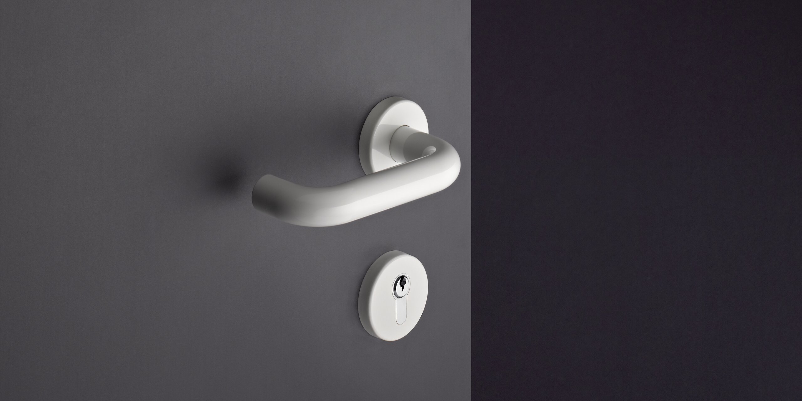 System 111 lever handle in pure white