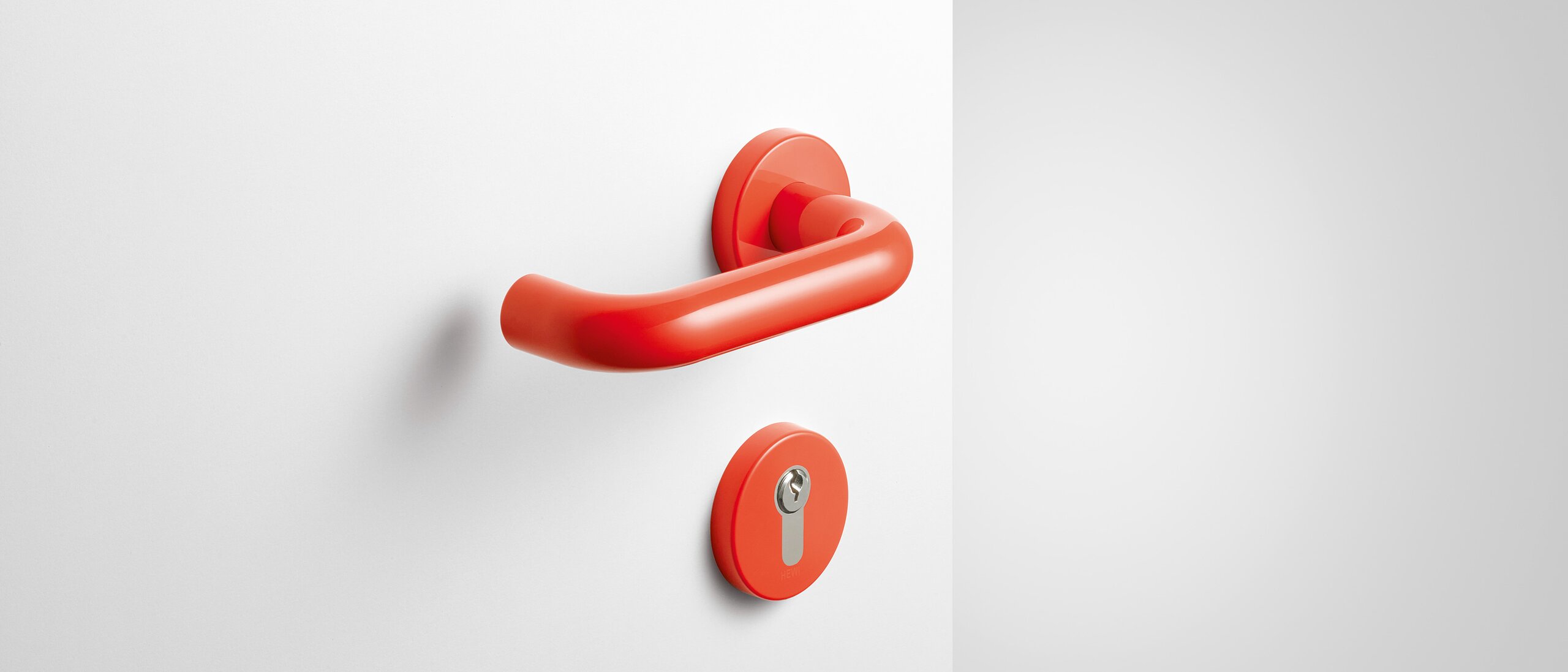 Béquille de porte avec rosace à clé en couleur corail en polyamide