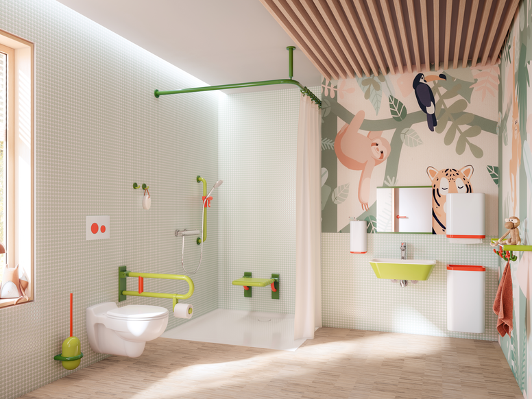 Salle de bain du jardin d'enfants avec des équipements sanitaires colorés