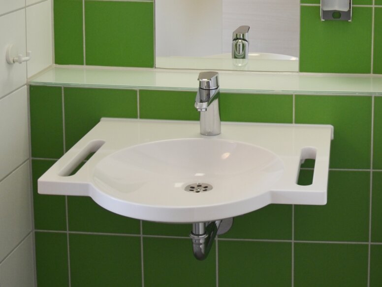 Bathroom with soap dispenser, washbasin and hooks