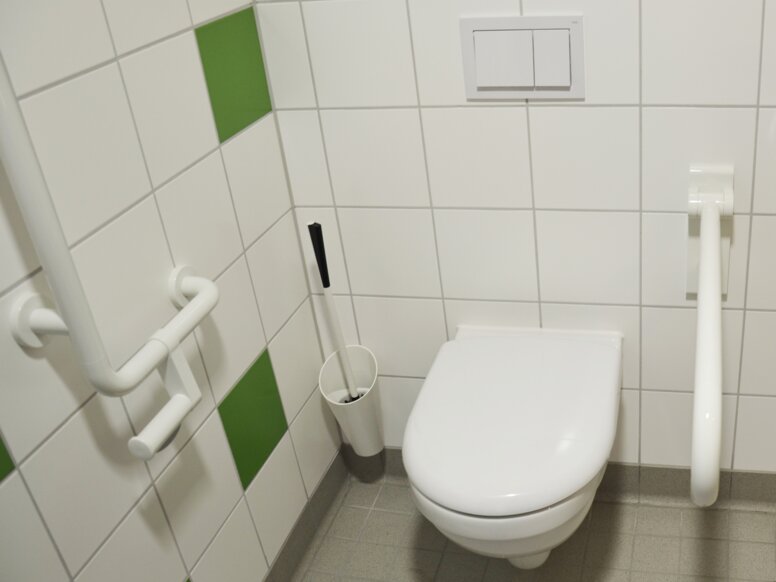 Badezimmer ausgestattet mit WC-Bürstengarnitur, Winkelgriff und Stützklappgriff