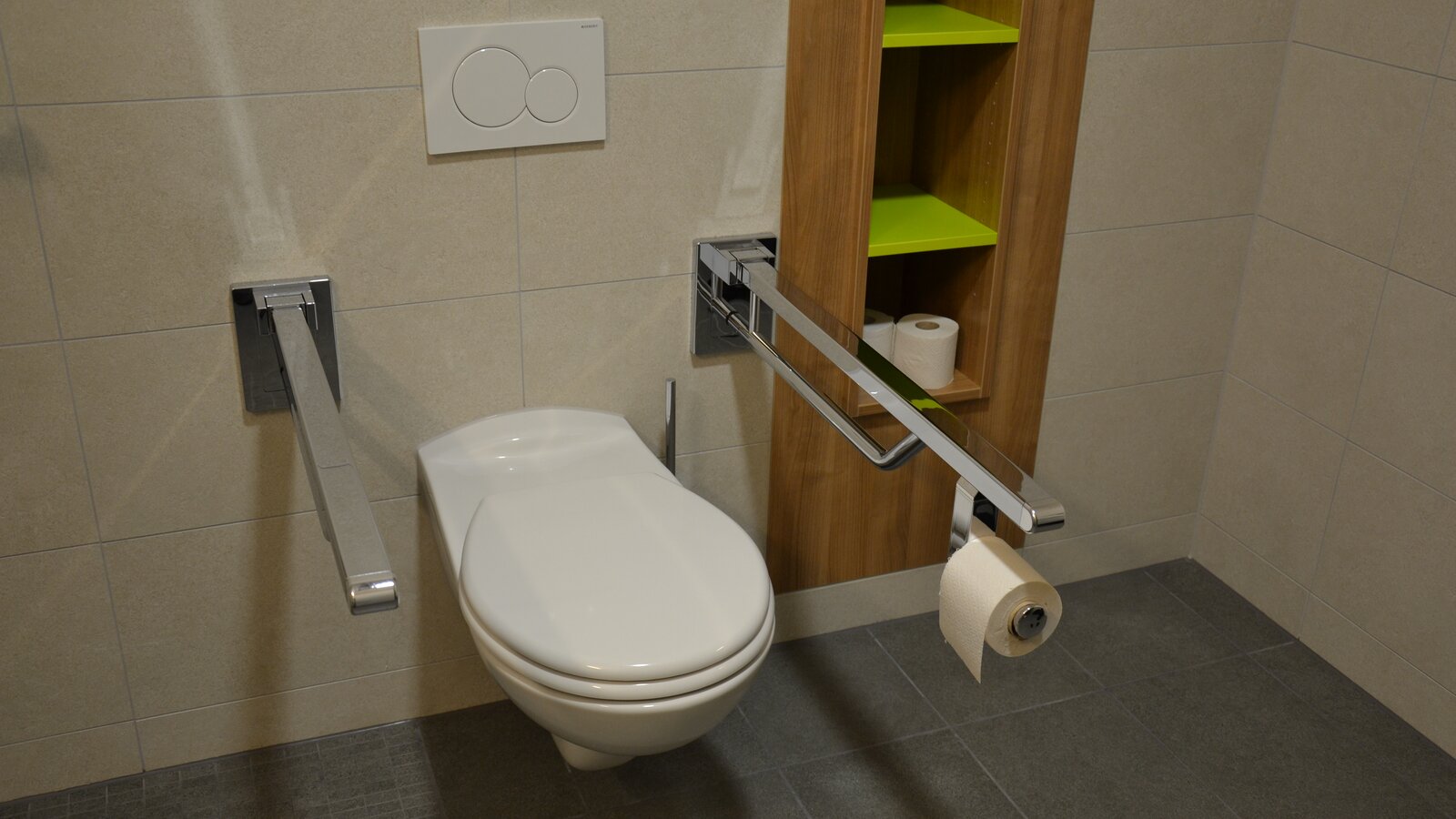 Toilet equipped with folding support handles