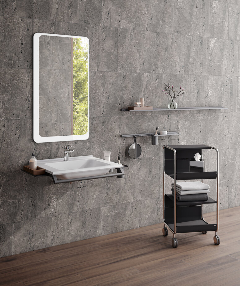 Lavabo modulaire avec poignée et étagères, à côté du chariot d'appoint en noir mat