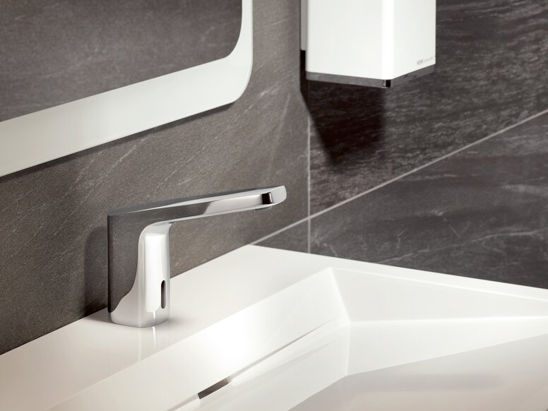 Sensoric single-lever basin mixer